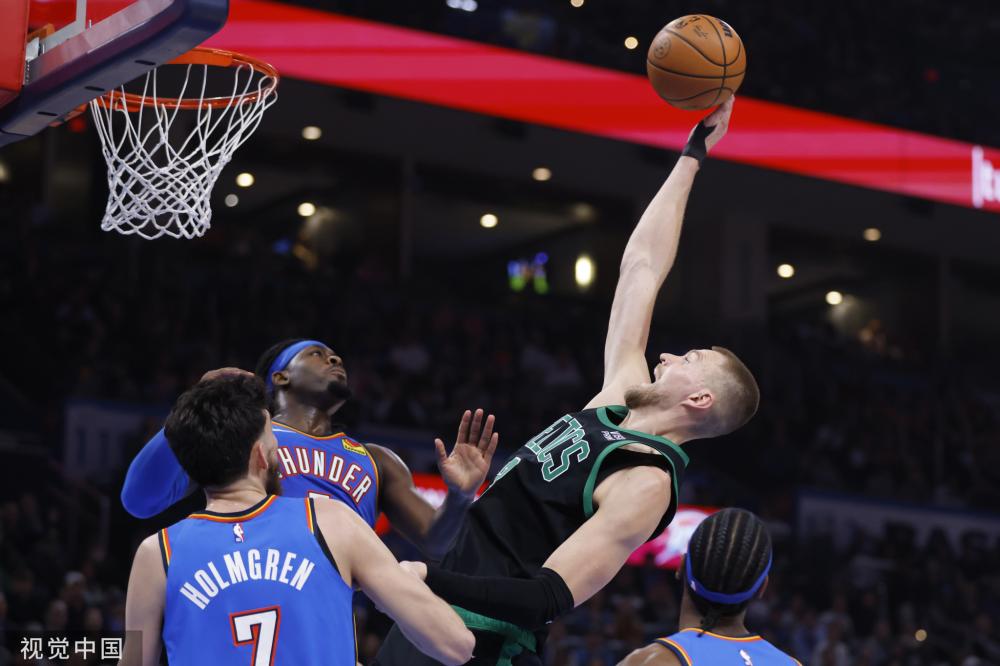 年轻球员融 年轻球员融